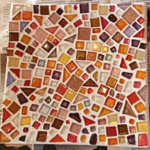 Bandeja de cristal con mosaico abstracto